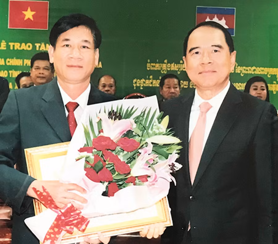  Đại tá Hoàng Đình Hòa (bên trái) vinh dự nhận Huân chương Hữu nghị của Chính phủ Vương quốc Campuchia. Ảnh: Lê Văn Ngọc