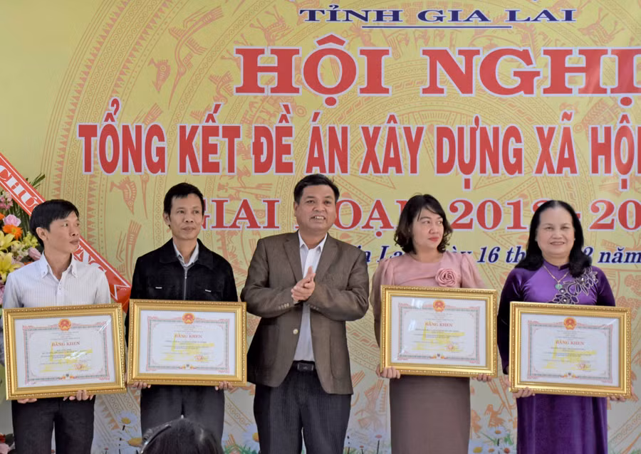 Phó Chủ tịch UBND tỉnh Kpă Thuyên trao bằng khen của Chủ tịch UBND tỉnh cho các tập thể có thành tích xuất sắc trong triển khai thực hiện Đề án. Ảnh: Trần Dung