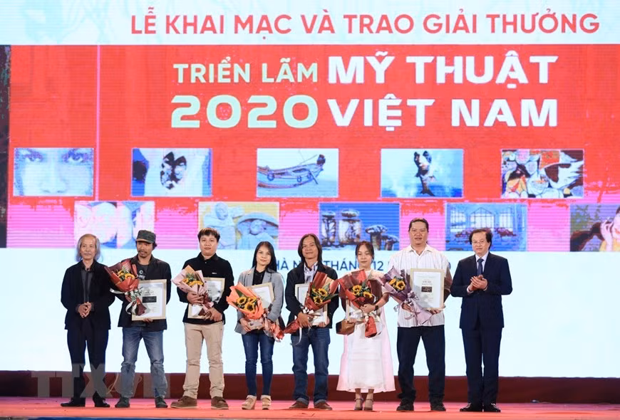 Ban Tổ chức trao giải Nhì cho các tác giả. (Ảnh: Thành Đạt/TTXVN)