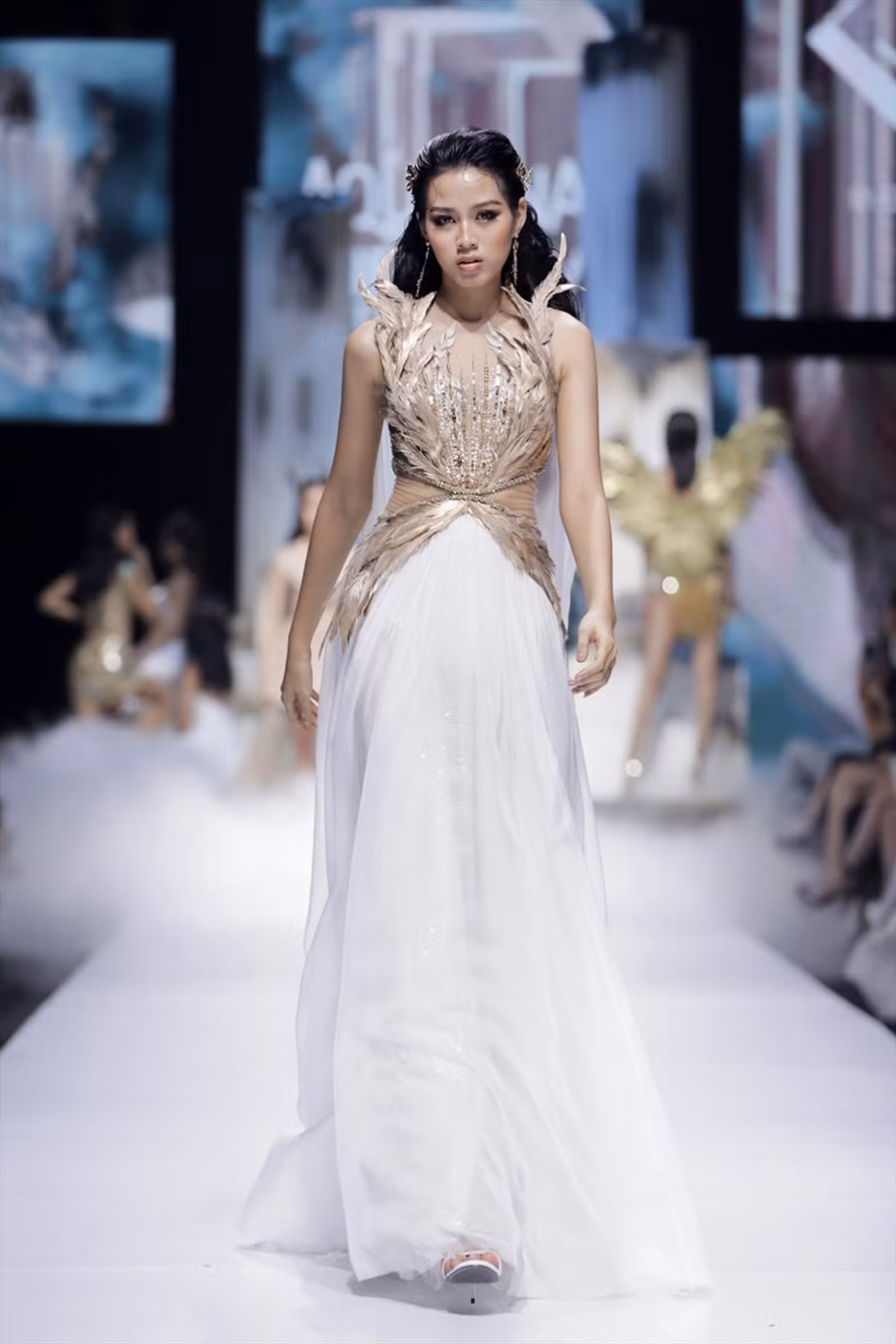 Hoa hậu Đỗ Thị Hà nắm giữ vai trò first face, khai màn cho toàn bộ buổi diễn của nhà thiết kế Đỗ Long..