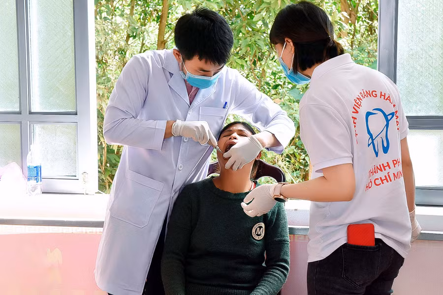 Ảnh 6: Người dân được y-bác sĩ Bệnh viện Răng-Hàm-Mặt TP. Hồ Chí Minh khám bệnh miễn phí.