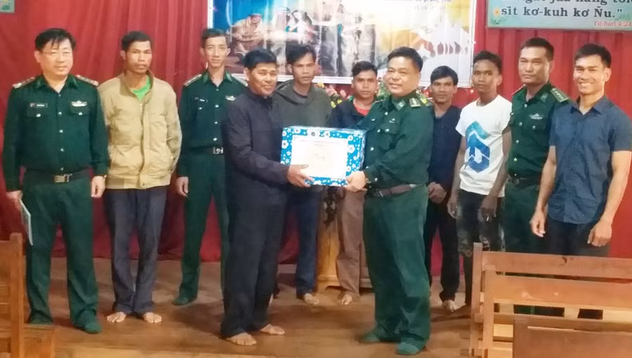 Thượng tá Rơ Mah Tuân-Bí thư Đảng ủy, Chính ủy Bộ đội Biên phòng tỉnh tặng quà cho tổ chức tôn giáo. Ảnh: Vĩnh Hoàng