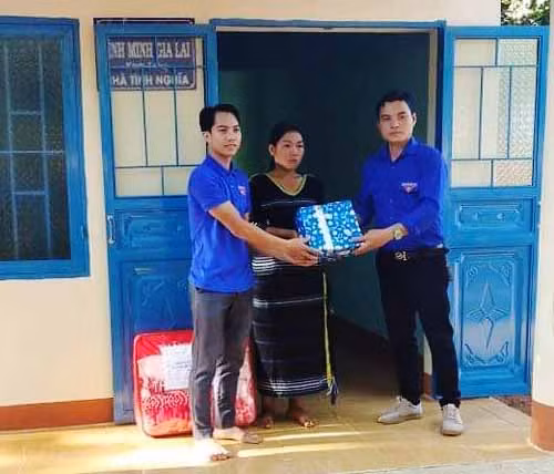 Quang cảnh buổi lễ bàn giao nhà tình nghĩa cho hộ ông Siu Chưng. Ảnh: R'Ô Hok