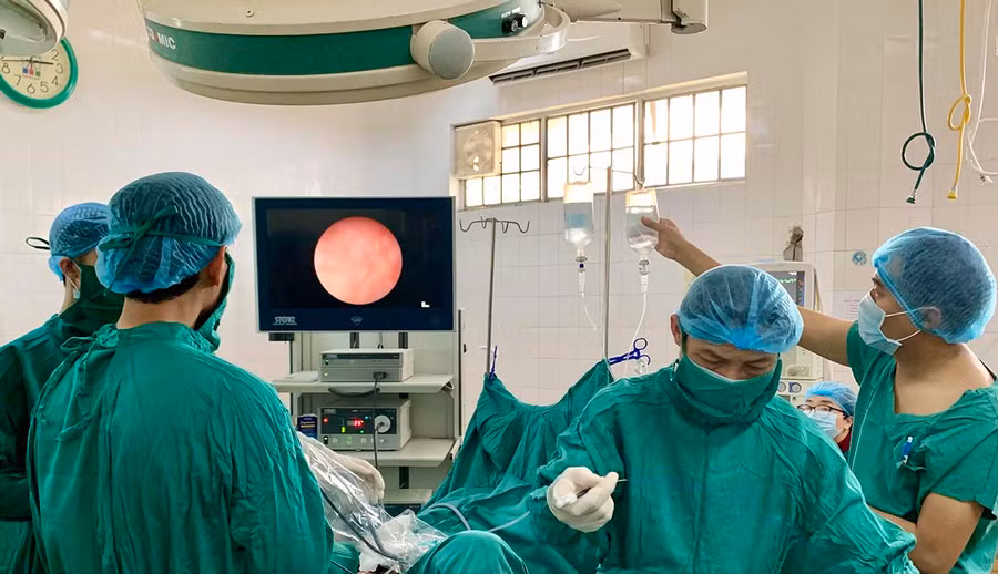 Tiến sĩ Phạm Ngọc Hùng cùng ê kíp bác sĩ Bệnh viện Đa khoa tỉnh tiến hành nội soi cho bệnh nhân. Ảnh: Như Nguyện Tiến sĩ Hùng cùng ê kíp bác sĩ Bệnh viện Đa khoa tỉnh đã tiến hành nội soi cho bệnh nhân. Ảnh: Như Nguyện