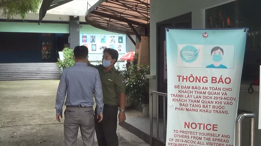 Bảo vệ Bảo tàng Chiến tích Chiến tranh đo thân nhiệt cho khách tham quan. Ảnh: Anh Tú