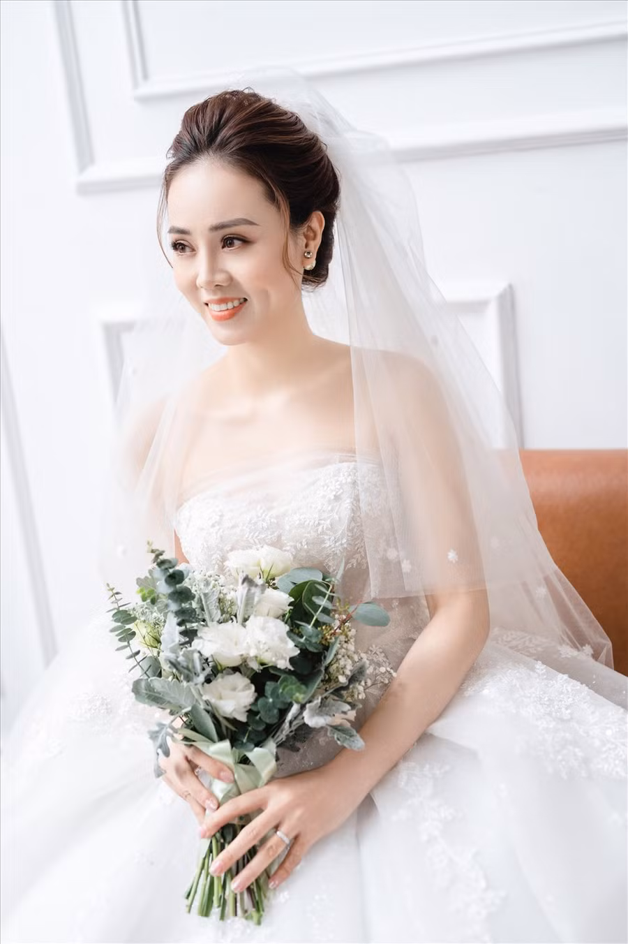 Ngọc Hà, vợ chưa cưới của NSND Công Lý từng tham gia Hoa hậu du lịch. Cô có mối quan hệ thân thiết với các nghệ sĩ trẻ hiện đang công tác tại Nhà hát kịch Hà Nội - nơi NSND Công Lý đang công tác và đảm nhận vị trí Phó Giám đốc nhà hát. Ảnh: Mạnh Bi.
