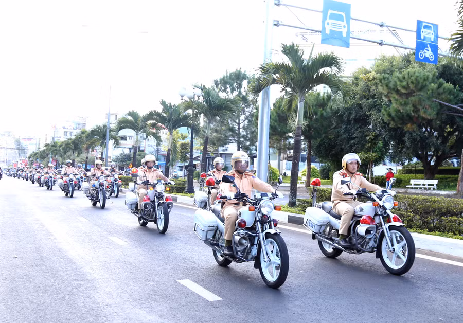 Lực lượng Công an ra quân tấn công, trấn áp tội phạm. Ảnh: Nguyễn Hữu