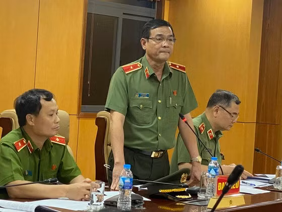 Thiếu tướng Lê Hồng Nam, Giám đốc Công an TPHCM thông tin tại buổi họp báo. Ảnh: CHÍ THẠCH