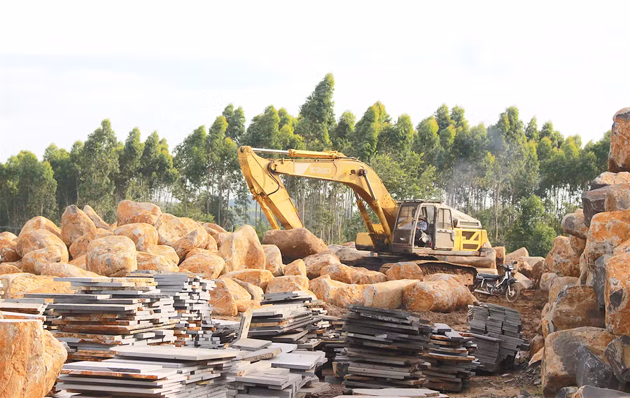  Huyện đã bám sát nhiệm vụ để khai thác các nguồn thu trên từng địa bàn nhằm bù đắp những khoản giảm thu do ảnh hưởng dịch bệnh Covid-19. Ảnh: Hồng Thi