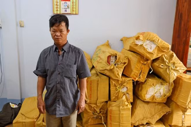 Đào Ngọc Thạch bị bắt giữ cùng với số thuốc lá lậu ẢNH: GIANG PHƯƠNG