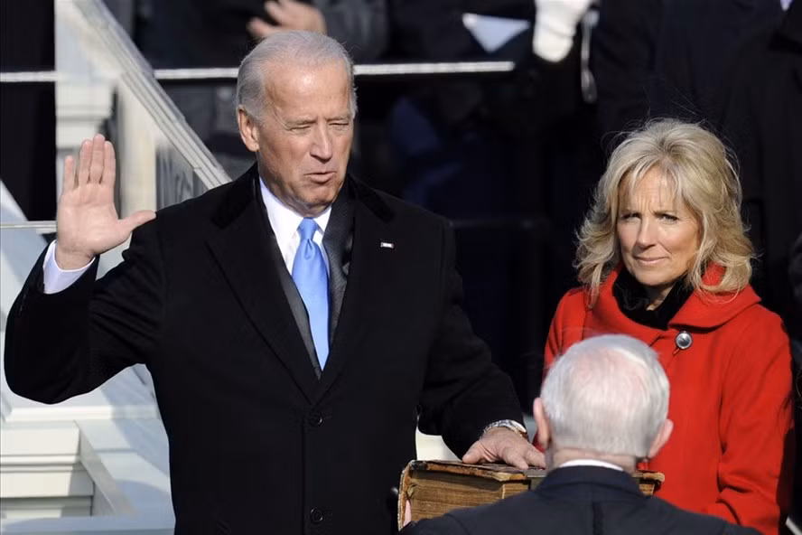  Ông Joe Biden tuyên thệ nhậm chức Phó Tổng thống Mỹ trong chính quyền ông Barack Obama. Ảnh: AFP