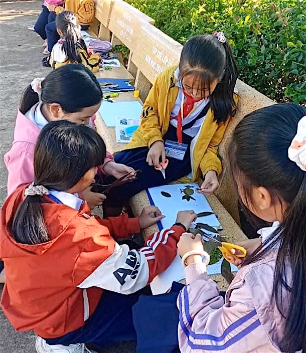 Học sinh Trường Tiểu học và THCS Lê Văn Tám (xã Trà Đa, TP. Pleiku) ghép tranh bằng lá cây. Ảnh: Mộc Trà