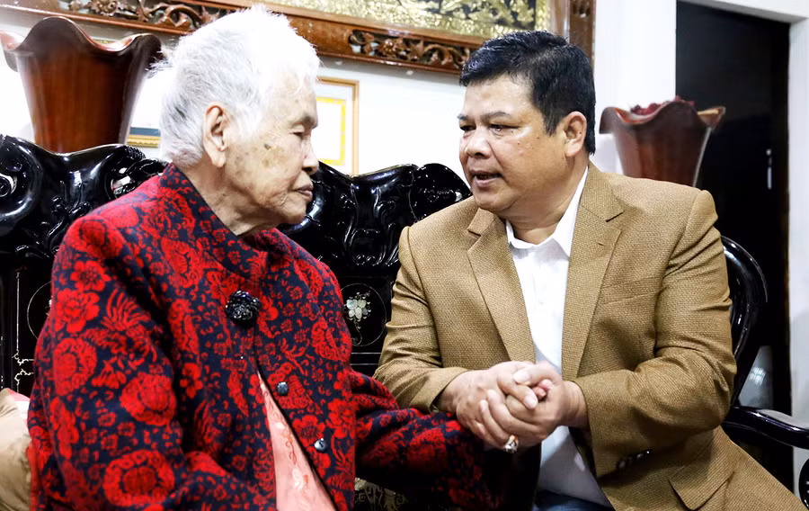  Đại tá Rah Lan Lâm-Ủy viên Ban Thường vụ Tỉnh ủy, Giám đốc Công an tỉnh đã đến thăm hỏi động viên bà Đoàn Thị Thu. Ảnh: Hữu Trường