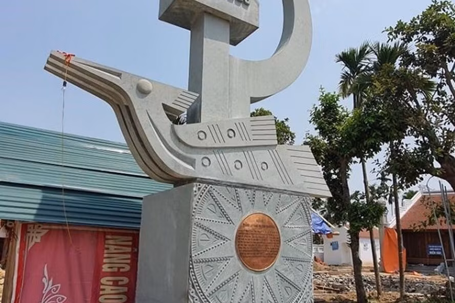 Biểu tượng di tích lịch sử cách mạng Yên Trường y như cảnh 
