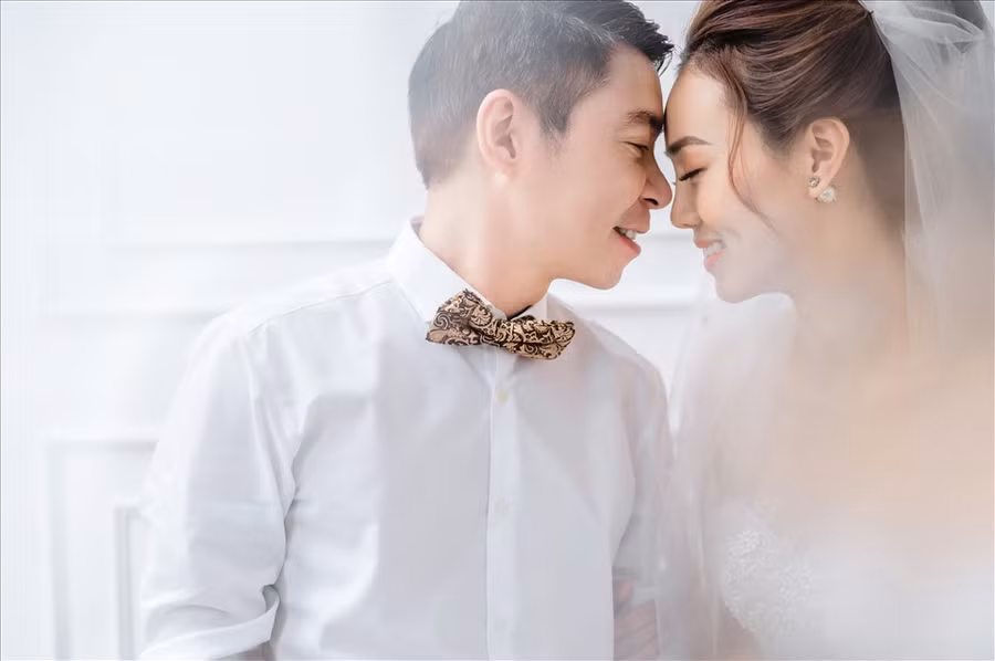 Mới đây, NSND Công Lý tiết lộ phần lớn quần áo cho vai diễn Giám đốc Vụ trong phim “Hướng dương ngược nắng” là do Ngọc Hà chuẩn bị, mua sắm. Ảnh: Mạnh Bi.
