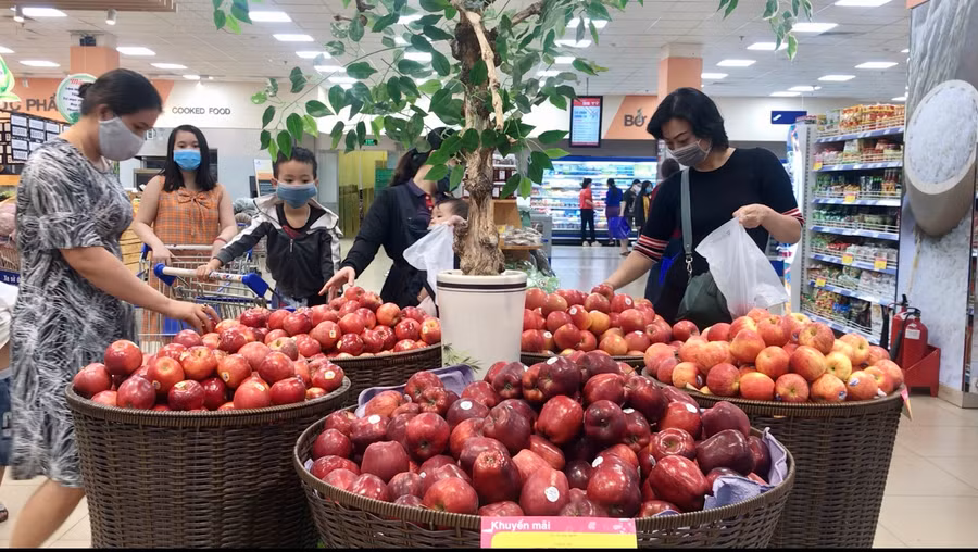 Siêu thị Co.op Mart Pleiku chủ động hàng hóa phục vụ Tết. Ảnh: Vũ Thảo