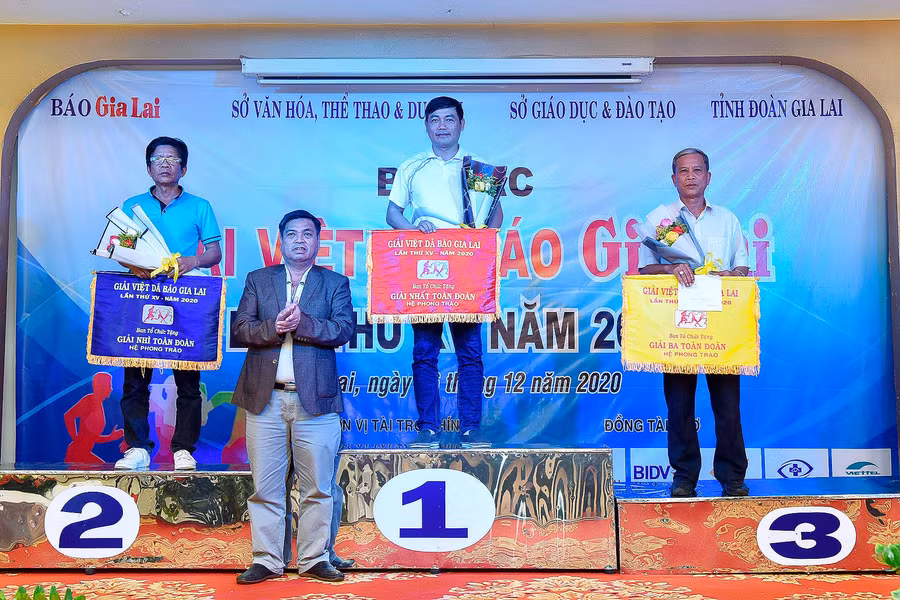 Ông Kpă Thuyên-Phó Chủ tịch UBND tỉnh Gia Lai trao giải toàn đoàn hệ phong trào cho các đoàn VĐV đạt thành tích cao. Ảnh: Đức Thụy 