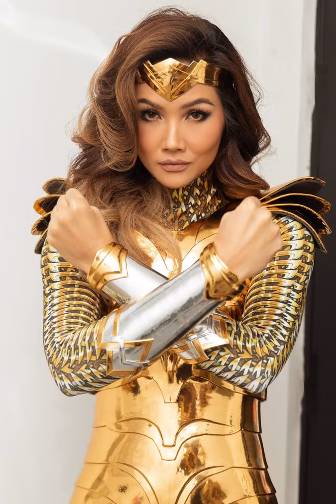 Cũng tại sự kiện, hoa hậu H’Hen Niê bày tỏ sự ngưỡng mộ dành cho hình tượng Wonder Woman. Cô nói thêm: “Wonder Woman chính là hình mẫu lý tưởng của người phụ nữ hiện đại: mạnh mẽ, tự tin, làm chủ cuộc đời” ẢNH: THIÊN AN