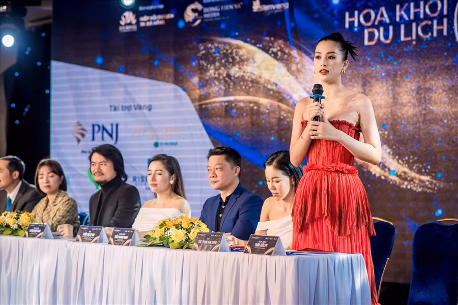 Sau 2 năm giữ vương miện, Tiểu Vy được đánh giá là đã hoàn thành tốt vai trò của mình. Cô còn trưởng thành hơn trong cách giao tiếp, thay vì nhút nhát, rụt rè như trước.