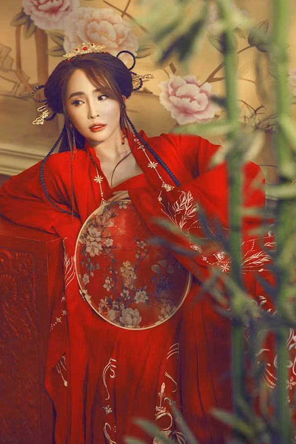 Photo: Mr Lee. Makeup: Linh Jace