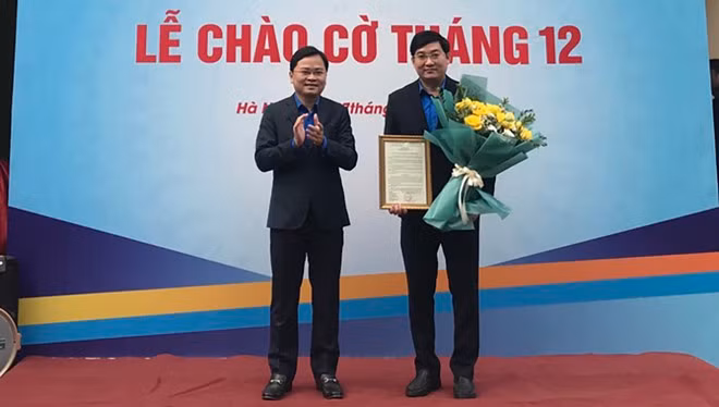 Anh Nguyễn Anh Tuấn chúc mừng anh Bùi Minh Tuấn được bổ nhiệm chức Trưởng ban Kiểm tra T.Ư Đoàn - Ảnh Bảo Anh