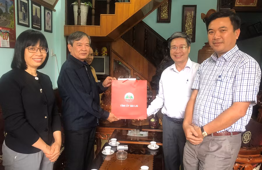 Đồng chí Huỳnh Quang Thái-Ủy viên Ban Thường vụ Tỉnh ủy, Trưởng Ban Tổ chức Tỉnh ủy cùng đoàn đến thăm, tặng quà đồng chí Nguyễn Mộng Hoàng-nguyên Ủy viên Ban Thường vụ Tỉnh ủy, nguyên Trưởng Ban Tổ chức Tỉnh ủy. Ảnh: Đinh Yến