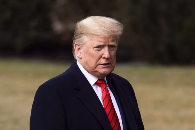 Ông Trump ký dự luật liên quan đến việc loại các công ty Trung Quốc khỏi sàn giao dịch chứng khoán Mỹ. Ảnh: Reuters
