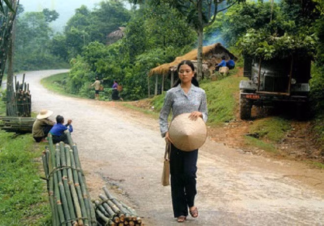 Nguyễn Thị Huyền là một người đẹp hi sinh nhiều cho nghệ thuật. Sau một thời gian đăng quang cô gây sốt khi tiết lộ bản thân từng cạo đầu để phục vụ cho việc hóa thân vào vai Hương trong phim phim “Thời xa vắng“