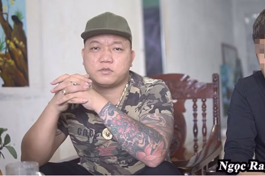 Ngọc "rambo", một giang hồ mạng vừa bị bắt. Ngọc