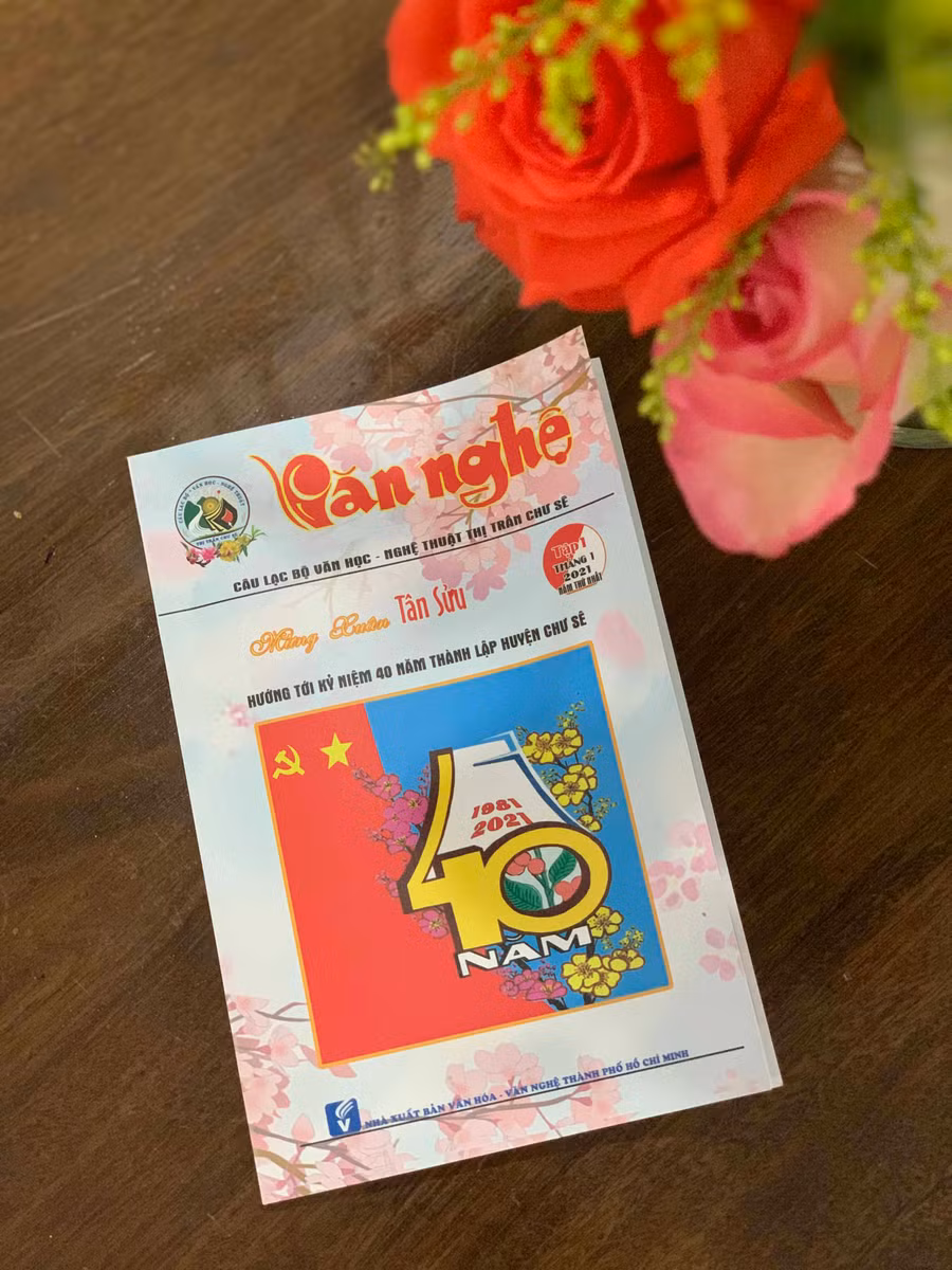 Bìa tập sách “Văn nghệ” số 1 của CLB Văn học Nghệ thuật thị trấn Chư Sê. Ảnh: Phương Vi