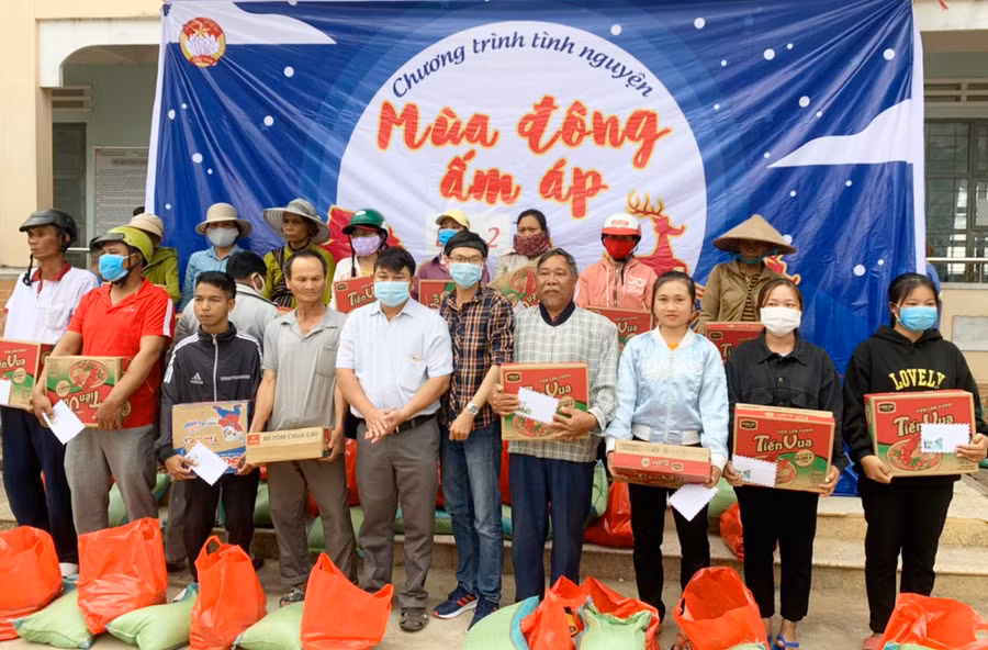  Đại diện lãnh đạo xã cùng đoàn thiện nguyện tặng quà cho hộ nghèo. Ảnh: Vũ Chi