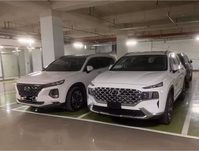 Hyundai SantaFe 2021 xuất hiện trong một bãi đỗ xe ở Việt Nam, bên cạnh phiên bản cũ