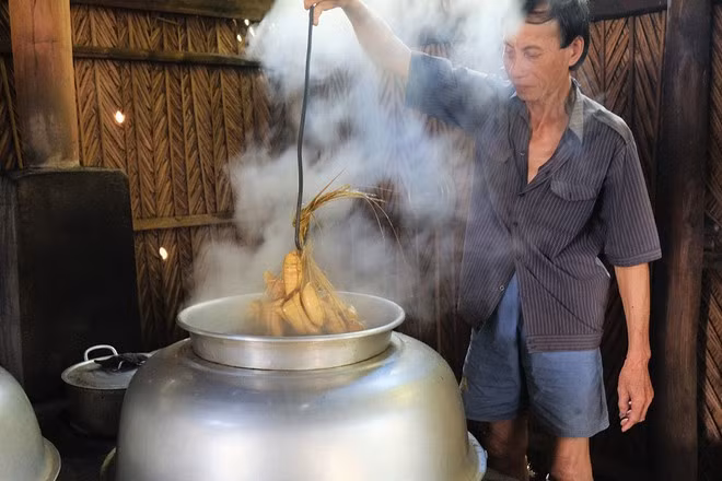Nồi luộc bánh được gia đình đặt riêng, làm từ 2 cái nồi chụp vào nhau để giữ hơi nóng tốt nhất có thể