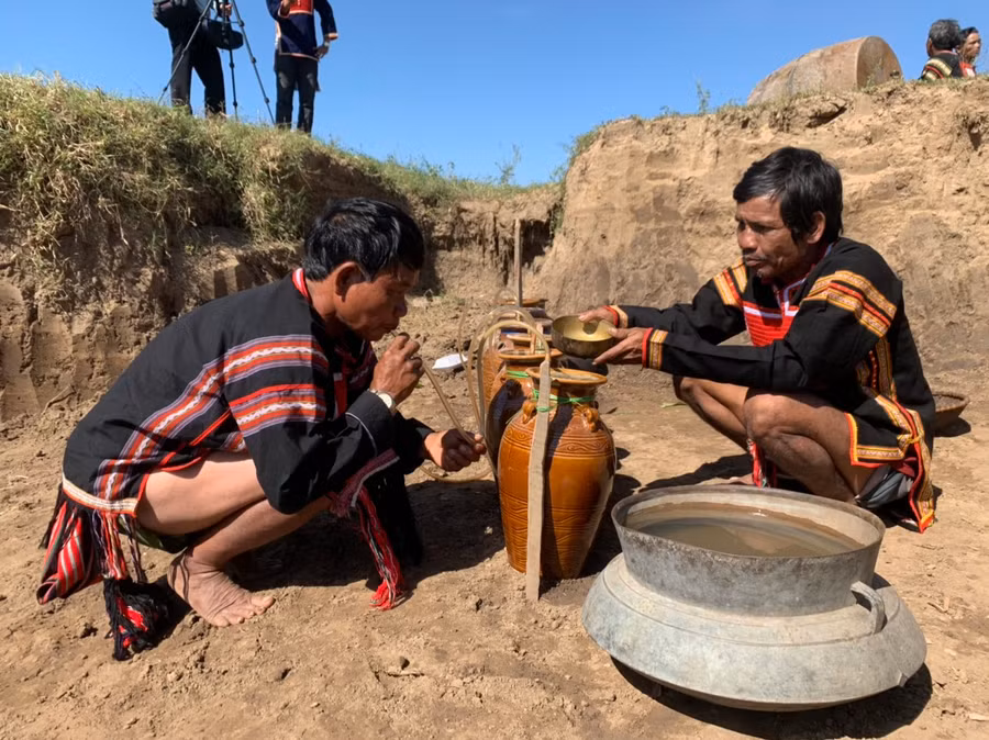 8.Thầy cúng uống ngụm rượu đầu tiên tạ ơn thần linh. Rượu uống đến đâu được rót đầy đến đó, thể hiện mong ước của dân làng về một cuộc sống đầy đủ, ấm no.