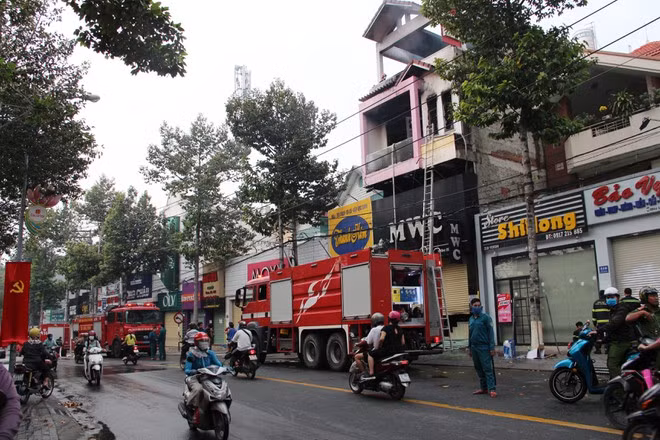 Cảnh sát PCCC cứu hộ tại hiện trường vụ cháy. Ảnh: Đ.T