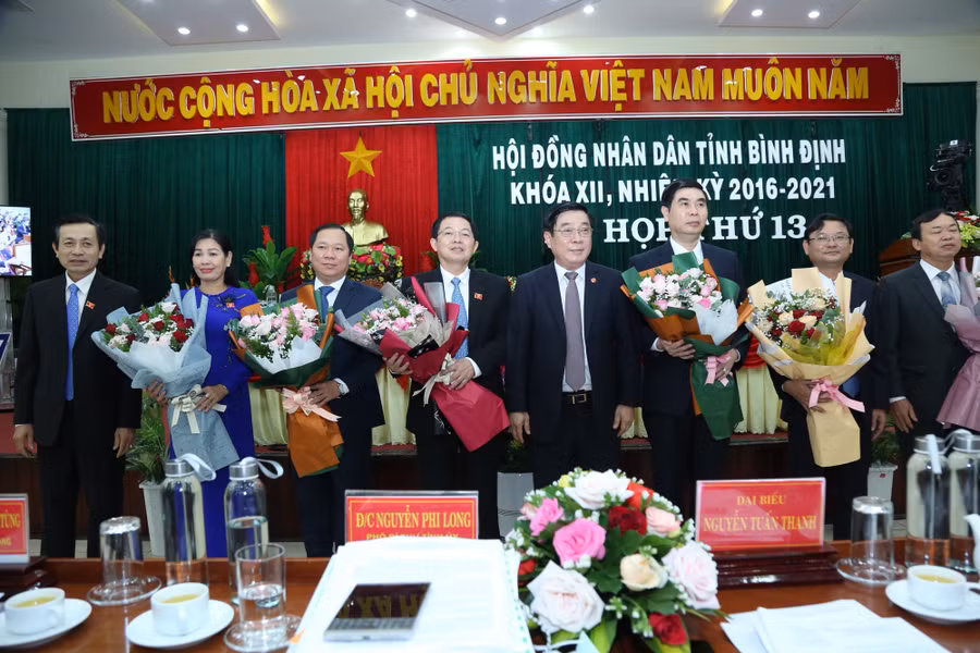 Các lãnh đạo chủ chốt của tỉnh Bình Định nhận hoa chúc mừng tại kỳ họp. Các lãnh đạo chủ chốt của tỉnh Bình Định nhận hoa chúc mừng tại kỳ họp.