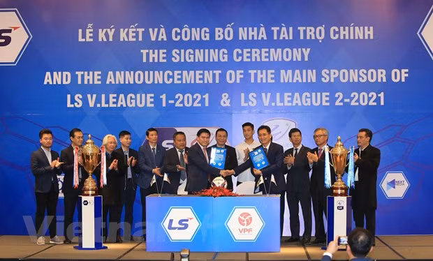 Lễ ký kết hợp đồng tài trợ giữa Công ty cổ phần bóng đá chuyên nghiệp Việt Nam (VPF) và tập đoàn LS Holdings chiều 24/12 tại Hà Nội. (Ảnh: Đức Cường/Vietnam+)