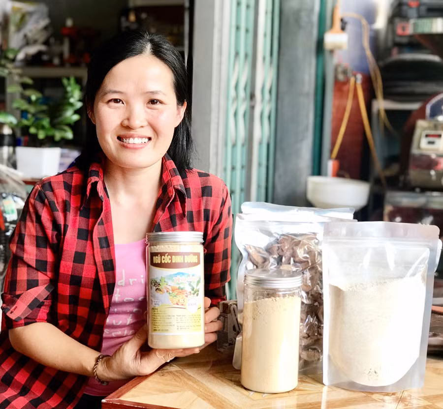  Chị Lưu Thị Thoa bên sản phẩm bột ngũ cốc dinh dưỡng. Ảnh: Vũ Thảo