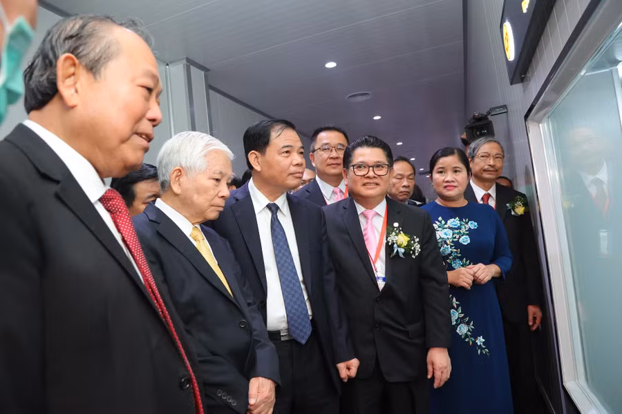  Phó Thủ tướng Trương Hòa Bình cùng các khách mời thăm nơi sản xuất thực phẩm của CPV Foods