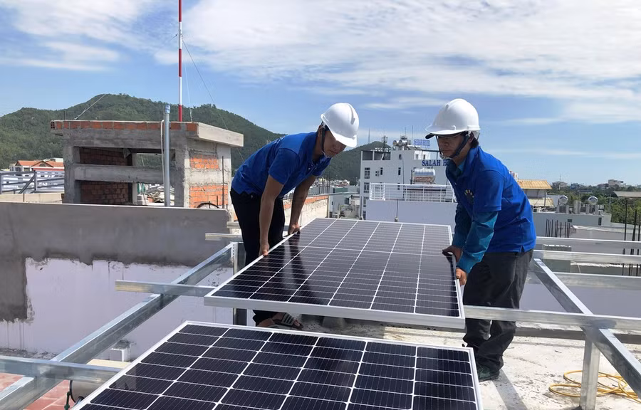  Lắp đặt hệ thống điện măt trời cho hộ dân ở thành phố Quy Nhơn, tỉnh Bình Định. (Ảnh: Nguyên Linh/TTXVN)