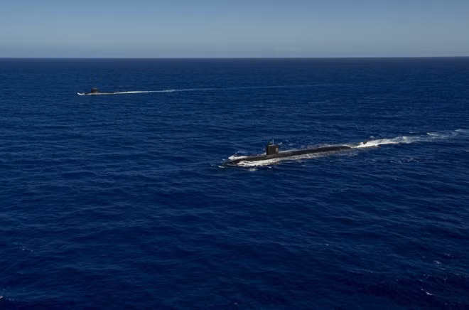  Tàu ngầm Mỹ USS Asheville (phải) và tàu ngầm Pháp FS Émeraude trong cuộc tập trận chung ở ngoài khơi đảo Guam hôm 11.12 - Ảnh: Hải quân Mỹ