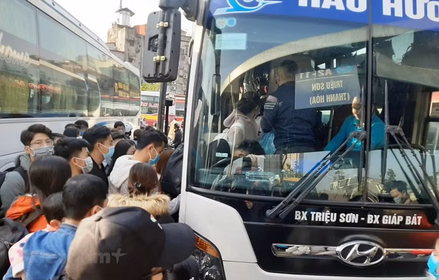 Hành khách chen chân lên xe về quê dịp nghỉ Tết Dương lịch 2021. (Ảnh: Việt Hùng/Vietnam+)