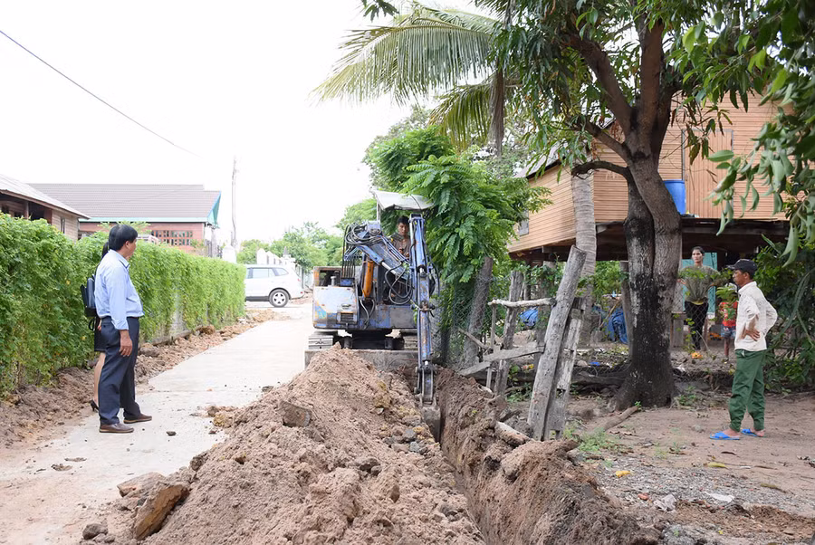 Thi công lắp đặt hệ thống đường ống nước sinh hoạt tại buôn Jứ Ama Nai (xã Ia Rtô, thị xã Ayun Pa). Ảnh: Ngọc Sang Thi công lắp đặt hệ thống đường ống nước sinh hoạt tại buôn Jứ Ama Nai (xã Ia Rtô, thị xã Ayun Pa). Ảnh: Ngọc Sang