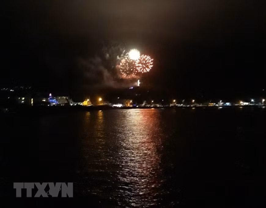  Vào lúc 17 giờ ngày 31/12/2020 (giờ Việt Nam), tiếng chuông chào đón Năm mới đã vang lên ở đảo Tonga, đảo Christmas của Cộng hòa Kiribati và màn pháo hoa rực rỡ đầu tiên xuất hiện tại Tây Samoa (ảnh). (Ảnh: Twitter/TTXVN)