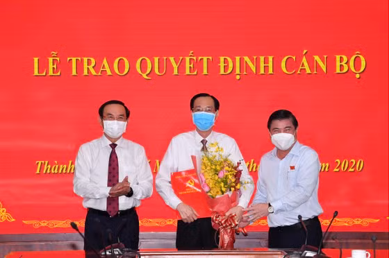 Bí thư Thành ủy Nguyễn Văn Nên và Chủ tịch UBND TPHCM tặng hoa chúc mừng đồng chí Lê Thanh Liêm. Ảnh: VIỆT DŨNG Bí thư Thành ủy Nguyễn Văn Nên và Chủ tịch UBND TPHCM tặng hoa chúc mừng đồng chí Lê Thanh Liêm. Ảnh: VIỆT DŨNG