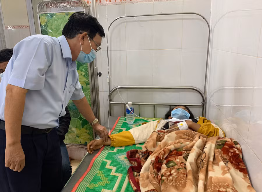 Ông Nguyễn Đình Tuấn-Phó Giám đốc Sở Y tế Gia Lai thăm hỏi, động viên người bệnh. Ảnh: Như Nguyện