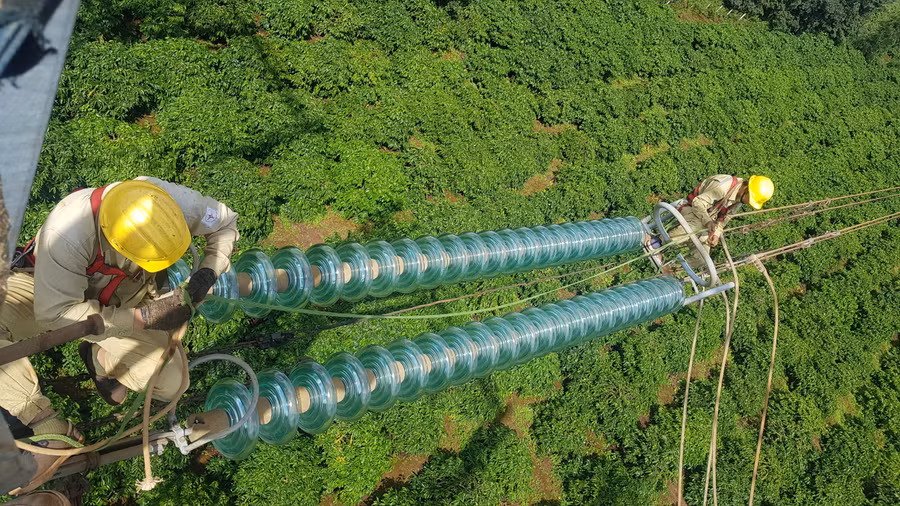 Công việc của công nhân truyền tải gắn liền với những trụ điện cao tiềm ẩn nhiều rủi ro. Ảnh: Phạm Văn Bình