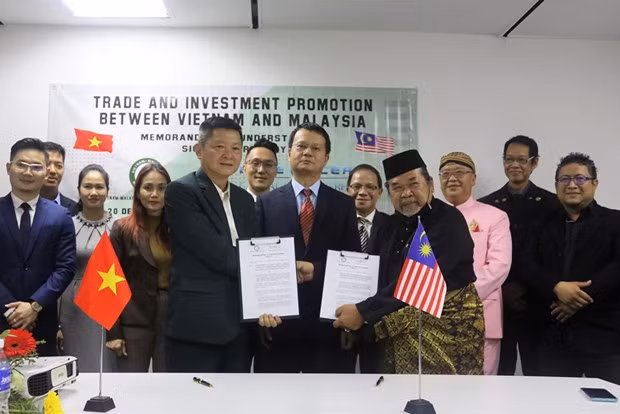Lễ ký MOU giữa Hội Doanh nghiệp Việt Nam tại Malaysia (VMBIZ) và Tập đoàn Tài chính Blue Ocean (BOCGB).(Nguồn: Bnews/TTXVN)