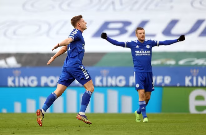 Harvey Barnes và Jamie Vardy (phải) là 2 cầu thủ ghi bàn gỡ hòa cho Leicester. Ảnh: REUTERS