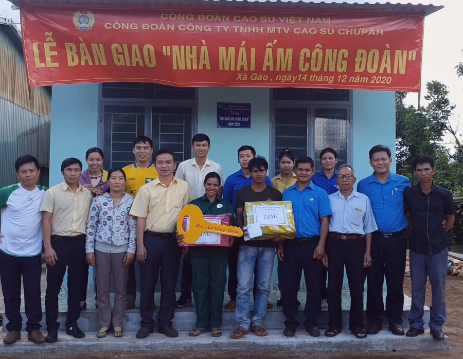 Niềm vui của gia đình công nhân khi được nhận căn nhà mới